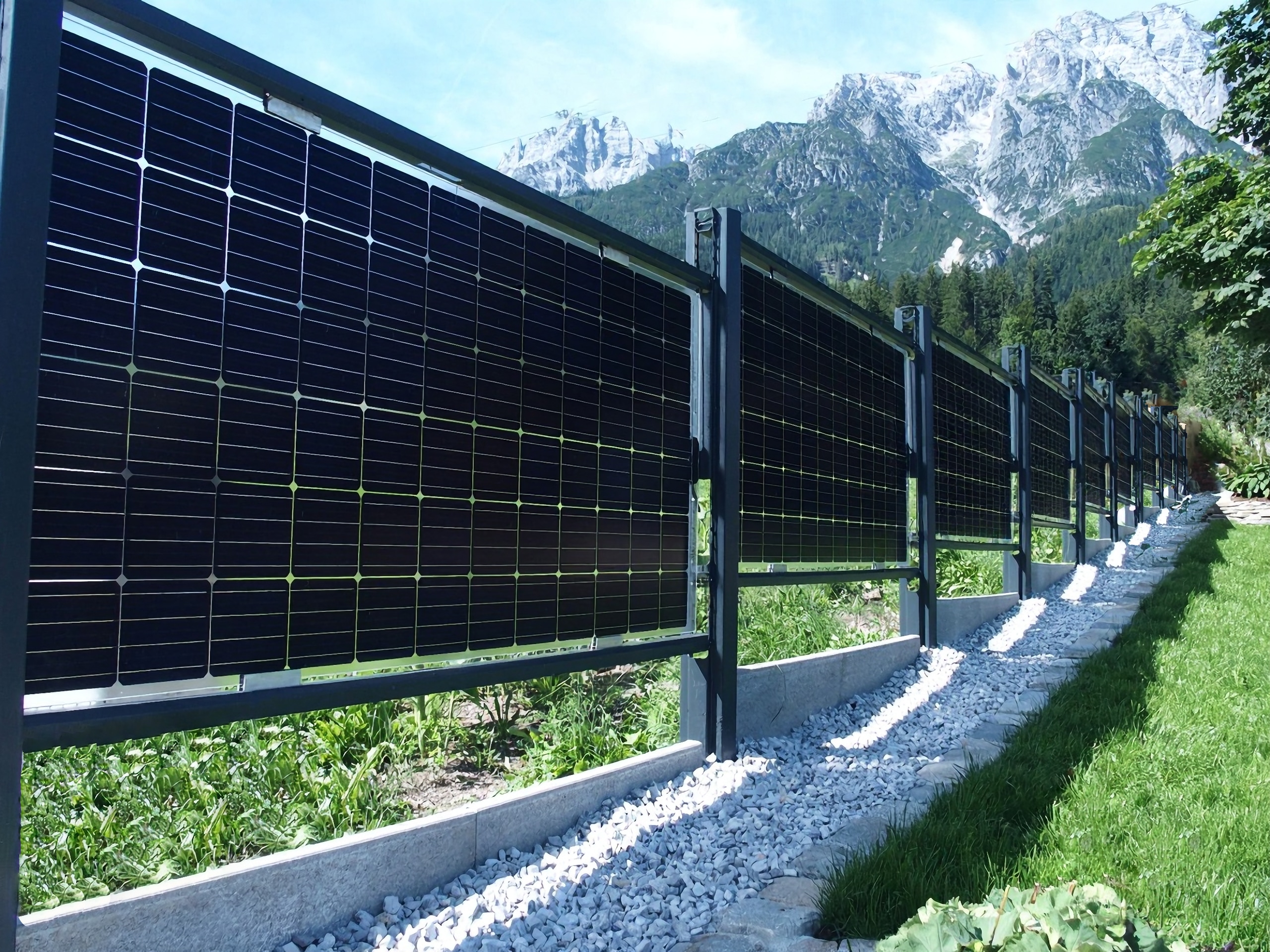 Premium Solarzaun vor Alpenpanorama